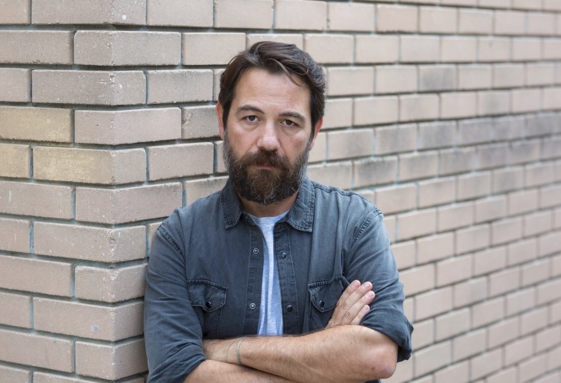 Ο Αλέξανδρος Λογοθέτης μιλάει για το θέατρο, τα όνειρα και τις καλλιτεχνικές του αναζητήσεις