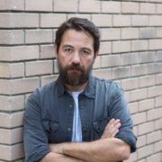 Ο Αλέξανδρος Λογοθέτης μιλάει για το θέατρο, τα όνειρα και τις καλλιτεχνικές του αναζητήσεις