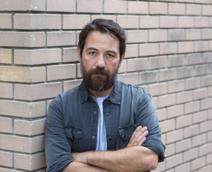 Ο Αλέξανδρος Λογοθέτης μιλάει για το θέατρο, τα όνειρα και τις καλλιτεχνικές του αναζητήσεις