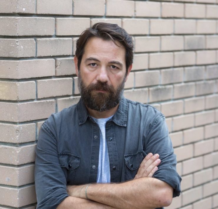 Ο Αλέξανδρος Λογοθέτης μιλάει για το θέατρο, τα όνειρα και τις καλλιτεχνικές του αναζητήσεις