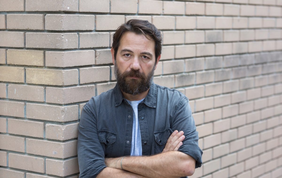 Ο Αλέξανδρος Λογοθέτης μιλάει για το θέατρο, τα όνειρα και τις καλλιτεχνικές του αναζητήσεις