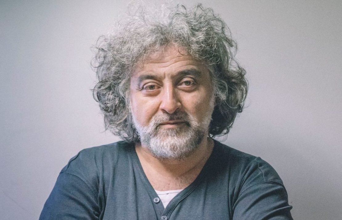 Ο Γιάννης Αναστασάκης, σκηνοθέτης, ηθοποιός και Καλλιτεχνικός Διευθυντής του Κρατικού Θεάτρου Βορείου Ελλάδος, μιλά για την «σπίθα της ζωής» και για ένα Θέατρο Ουσίας