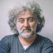 Ο Γιάννης Αναστασάκης, σκηνοθέτης, ηθοποιός και Καλλιτεχνικός Διευθυντής του Κρατικού Θεάτρου Βορείου Ελλάδος, μιλά για την «σπίθα της ζωής» και για ένα Θέατρο Ουσίας