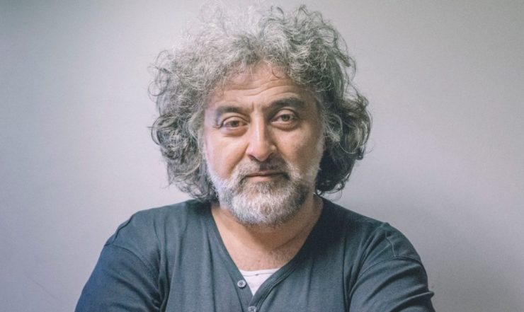 Ο Γιάννης Αναστασάκης, σκηνοθέτης, ηθοποιός και Καλλιτεχνικός Διευθυντής του Κρατικού Θεάτρου Βορείου Ελλάδος, μιλά για την «σπίθα της ζωής» και για ένα Θέατρο Ουσίας