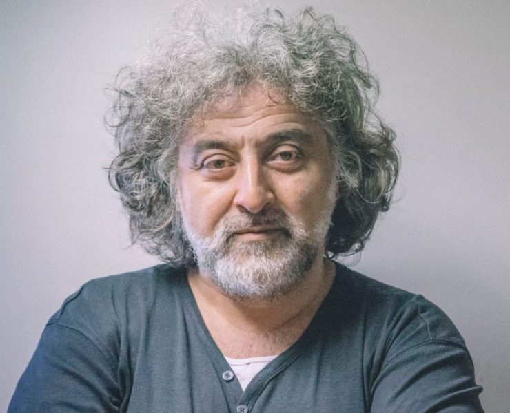 Ο Γιάννης Αναστασάκης, σκηνοθέτης, ηθοποιός και Καλλιτεχνικός Διευθυντής του Κρατικού Θεάτρου Βορείου Ελλάδος, μιλά για την «σπίθα της ζωής» και για ένα Θέατρο Ουσίας