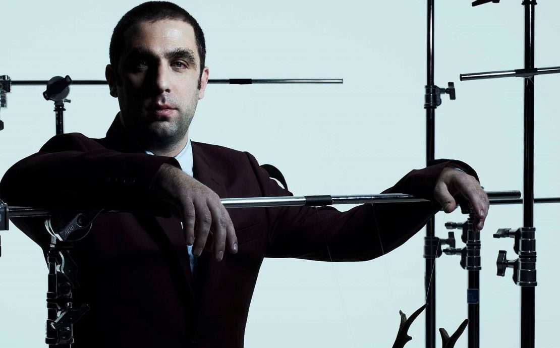 Άρης Μπινιάρης: «Βλέπω το θέατρο από την μουσική του πλευρά»