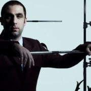 Άρης Μπινιάρης: «Βλέπω το θέατρο από την μουσική του πλευρά»