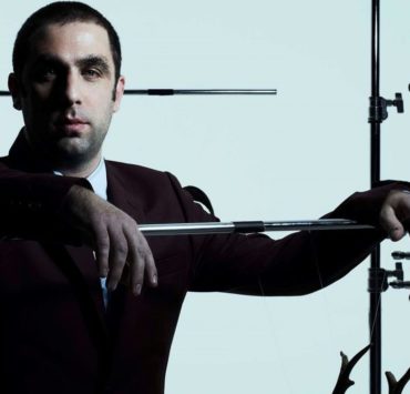 Άρης Μπινιάρης: «Βλέπω το θέατρο από την μουσική του πλευρά»