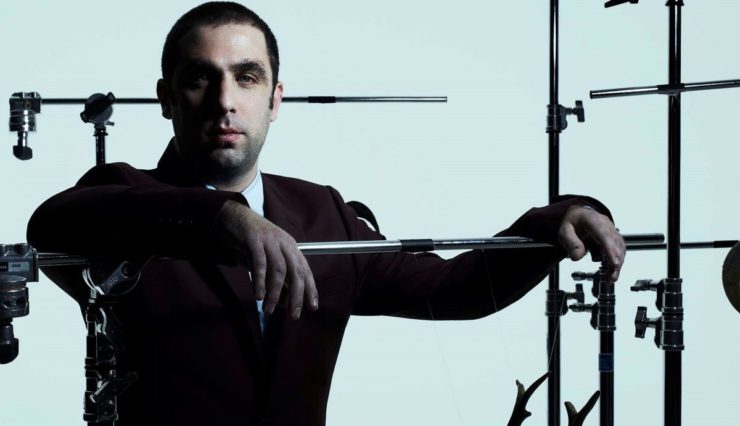 Άρης Μπινιάρης: «Βλέπω το θέατρο από την μουσική του πλευρά»