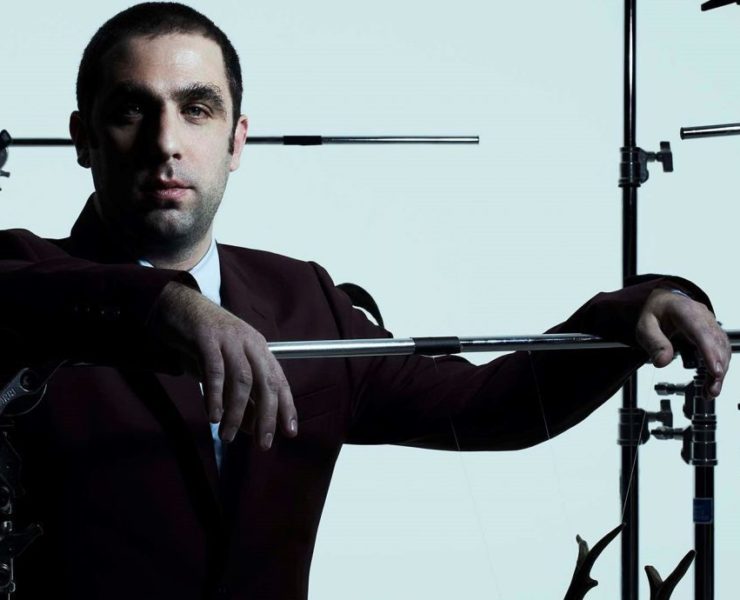 Άρης Μπινιάρης: «Βλέπω το θέατρο από την μουσική του πλευρά»