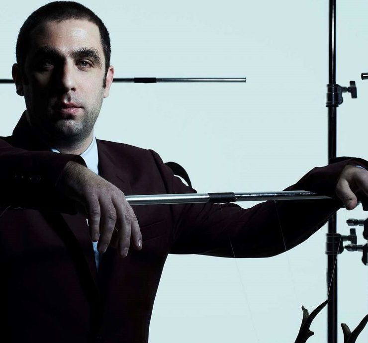 Άρης Μπινιάρης: «Βλέπω το θέατρο από την μουσική του πλευρά»