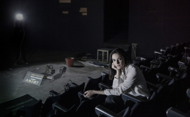 Η Κατερίνα Ευαγγελάτου ανεβάζει τον «Άμλετ», το εμβληματικό έργο του Ουίλλιαμ Σαίξπηρ, σε μια φιλόδοξη παραγωγή της Λυκόφως, που θα ανοίξει στις αρχές Δεκεμβρίου το κλειστό εδώ και οκτώ χρόνια «Αμφι-Θέατρο» του Σπύρου Α. Ευαγγελάτου.