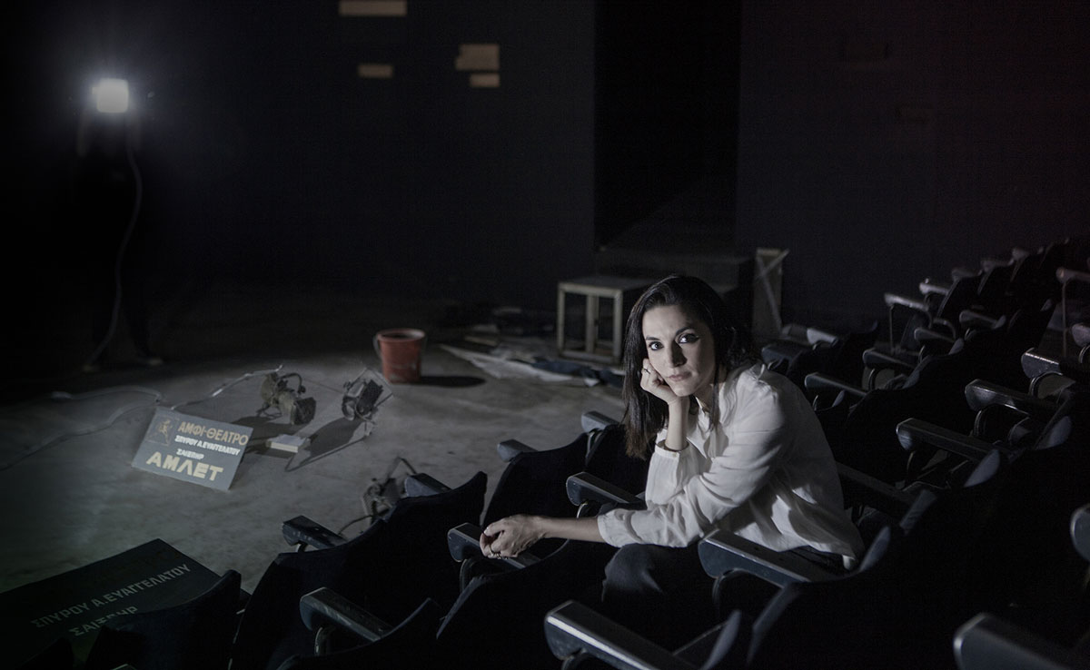 Η Κατερίνα Ευαγγελάτου ανεβάζει τον «Άμλετ», το εμβληματικό έργο του Ουίλλιαμ Σαίξπηρ, σε μια φιλόδοξη παραγωγή της Λυκόφως, που θα ανοίξει στις αρχές Δεκεμβρίου το κλειστό εδώ και οκτώ χρόνια «Αμφι-Θέατρο» του Σπύρου Α. Ευαγγελάτου.